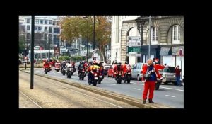 Les motards jouent au Père Noël à Nantes