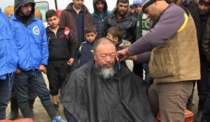 Migrants: Ai Weiwei se fait couper les cheveux à Idomeni