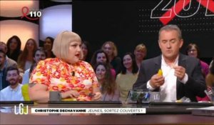 Christophe Dechavanne et Beth Ditto mettent une capote sur une banane !