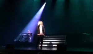  Attentats Bruxelles : l'hommage de Lara Fabian, en larmes, lors d'un concert