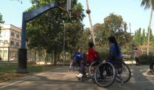 Cambodge: des basketteuses handicapées défient les préjugés