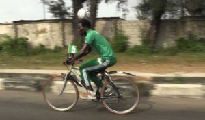 Nigeria: un footballeur fait 103km à vélo un ballon sur la tête