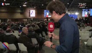 Meeting de François Fillon : un militant frappe un journaliste avec un drapeau français (vidéo)