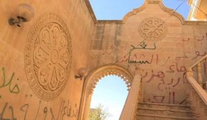 Des chrétiens d'Irak de retour dans leur monastère saccagé