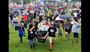 Des activistes philippins défilent nus contre un ex-dictateur