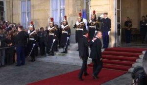 Bernard Cazeneuve arrive à Matignon pour succéder à Manuel Valls