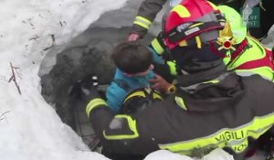 Les images de l'impressionnant sauvetage d'une mère et son fils, piégés dans l'hôtel italien enseveli