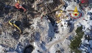 L'hôtel dévasté en Italie filmé par un drone une semaine après l'avalanche