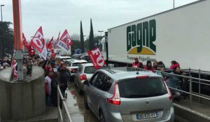 Le personnel du centre hospitalier d'Orange manifeste dans la ville