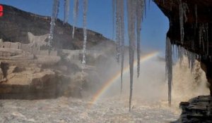 Chine: l'immense cascade de Hukou est entièrement glacée