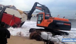 Intempéries: début des travaux de désensablement du bateau à Cannes