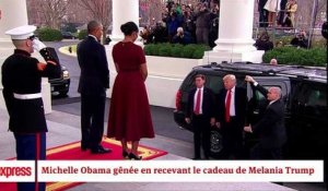Michelle Obama gênée en recevant le cadeau de Melania Trump