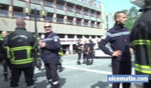 Près de 300 pompiers manifestent à l'ouest de Nice