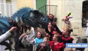 La dinosaure Dentelle, reine du carnaval de Tourtour