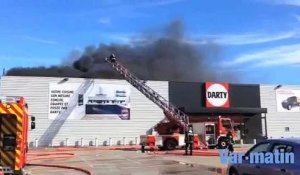 Le magasin Darty d'Ollioules en proie aux flammes
