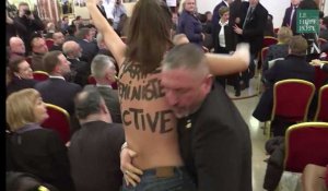 Une Femen seins nus évacuée sans ménagement d'une conférence de Marine Le Pen