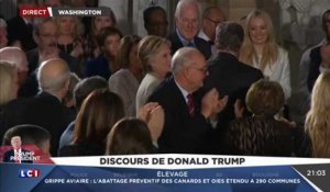 Donald Trump demande une standing ovation pour les Cliton