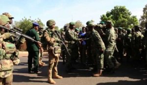 Des soldats sénégalais par des vivats en Gambie