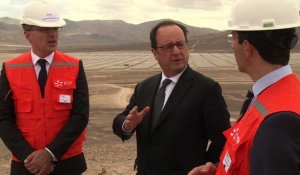 Chili:François Hollande visite une centrale photovoltaïque d'EDF