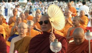La Thaïlande honore Buddha avec les célébration Makha Bucha