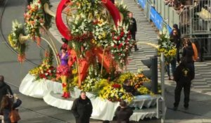 Nice: "bataille" des fleurs au carnaval