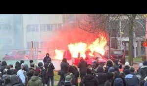 Un véhicule RTL incendié lors d'une manifestation à Bobigny