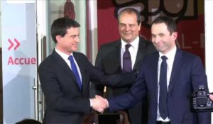 Primaire PS: brève poignée de mains Hamon-Valls au siège du PS