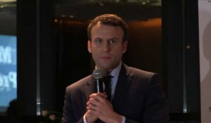 A Alger, Macron tente de séduire la communauté française