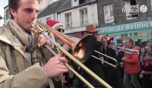 Carnaval de Granville 2017. Fanfare et drôles d'horodateurs.