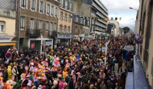 Carnaval de Granville : la foule dans la rue Couraye