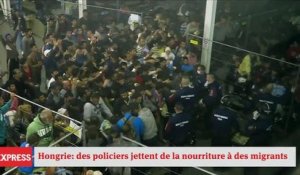 Hongrie: des policiers jettent de la nourriture à des migrants