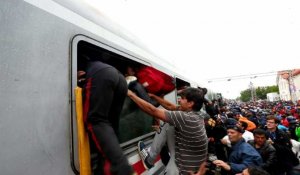 Des migrants affluent dans des trains en direction de la Hongrie