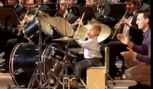 A 3 ans, ce jeune russe joue de la batterie avec un orchestre