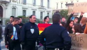 Montpellier: des militants pro-mariage gay font face aux veilleurs de la Manif pour tous