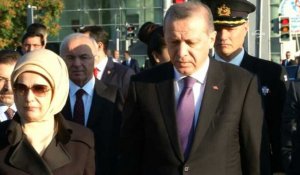 Turquie: Erdogan se recueille sur les lieux de l'attentat