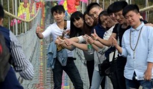 Chine: Vertige et émotions fortes sur un pont suspendu en verre
