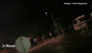 Des manifestants jettent des pétards sur un bus de migrants en Finlande