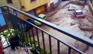 Inondations en Espagne : dans une rue d'Adra, camions et voitures emportés par les eaux
