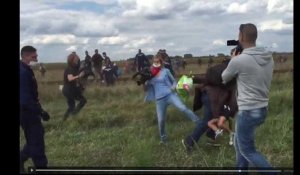 Une journaliste hongroise fait un croc-en-jambe et décoche un coup de pied à des réfugiés
