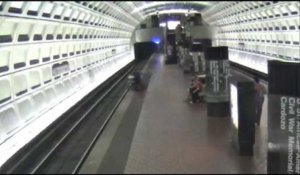 A Washington, un handicapé tombé sur les rails du métro secouru par les usagers