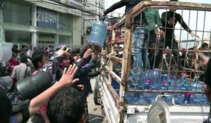 Colère au Népal après le séisme :  la police anti-émeutes intervient