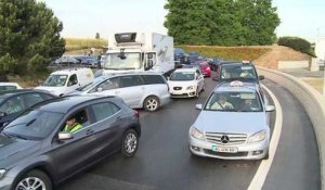 UberPOP : la mobilisation des taxis paralyse l'aéroport de Roissy