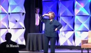 Hillary Clinton esquive un lancer de chaussures