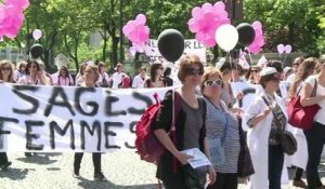 Les sages-femmes manifestent à Paris