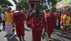 Prières et mutilations corporelles au festival Thaipusam