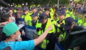 Taïwan : les manifestants éloignés par des canons à eau