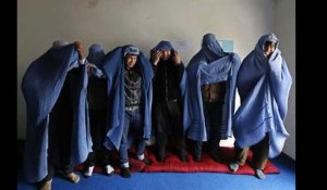 Afghanistan : des hommes défilent en burqa dans les rues de Kaboul