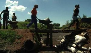 Afrique du sud : des brouettes de charbon en attendant l'électricité