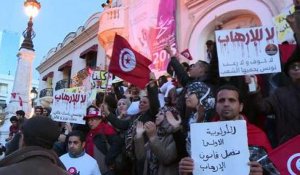 Des Tunisiens manifestent pour dénoncer l'attaque sanglante
