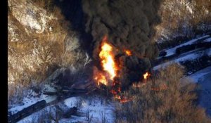Etats-Unis : un train transportant du pétrole brut déraille et prend feu